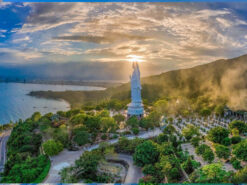 Đưa du khách ghé Chùa Linh Ứng