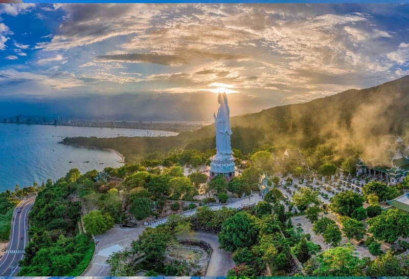 Đưa du khách ghé Chùa Linh Ứng