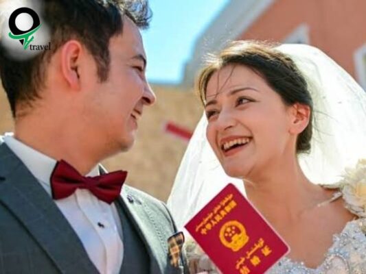 Hai bên tự nguyện kết hôn và đạt độ tuổi kết hôn theo quy định pháp luật